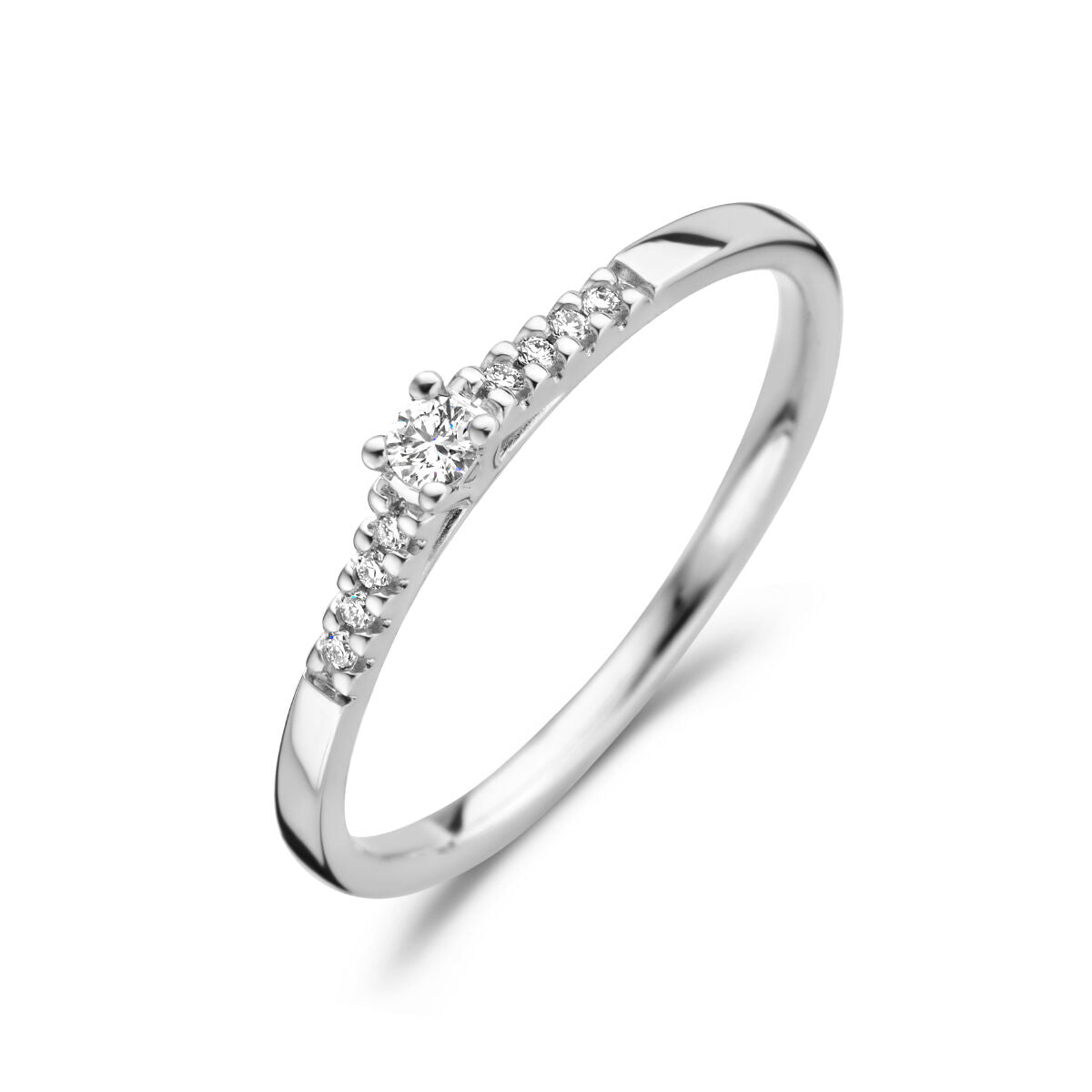 Srebrny pierścionek z diamentem 0,07 ct, wykonany z białego złota 14K, z delikatnym wzorem.