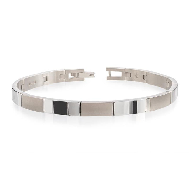 De Boccia Titanium Armband 03036-01 van Boccia is een strakke, zilverkleurige armband met afwisselend glanzende en matte schakels, gemaakt van duurzaam materiaal met een open sluiting, afgebeeld op een witte achtergrond.