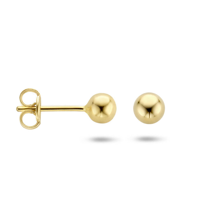 Gouden oorknoppen bol 14K van Van der Kooij Collectie: eenvoudige geelgouden oorbellen met kleine gepolijste bolletjes en vlindersluiting, getoond op een wit achtergrond-perfect cadeau in een sieradendoosje.