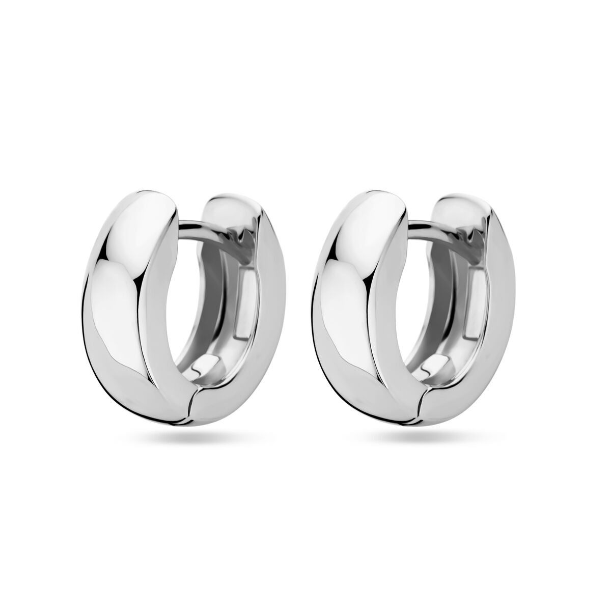 Zilveren klapoorringen van 13 mm met een glanzende gerhodineerde afwerking.