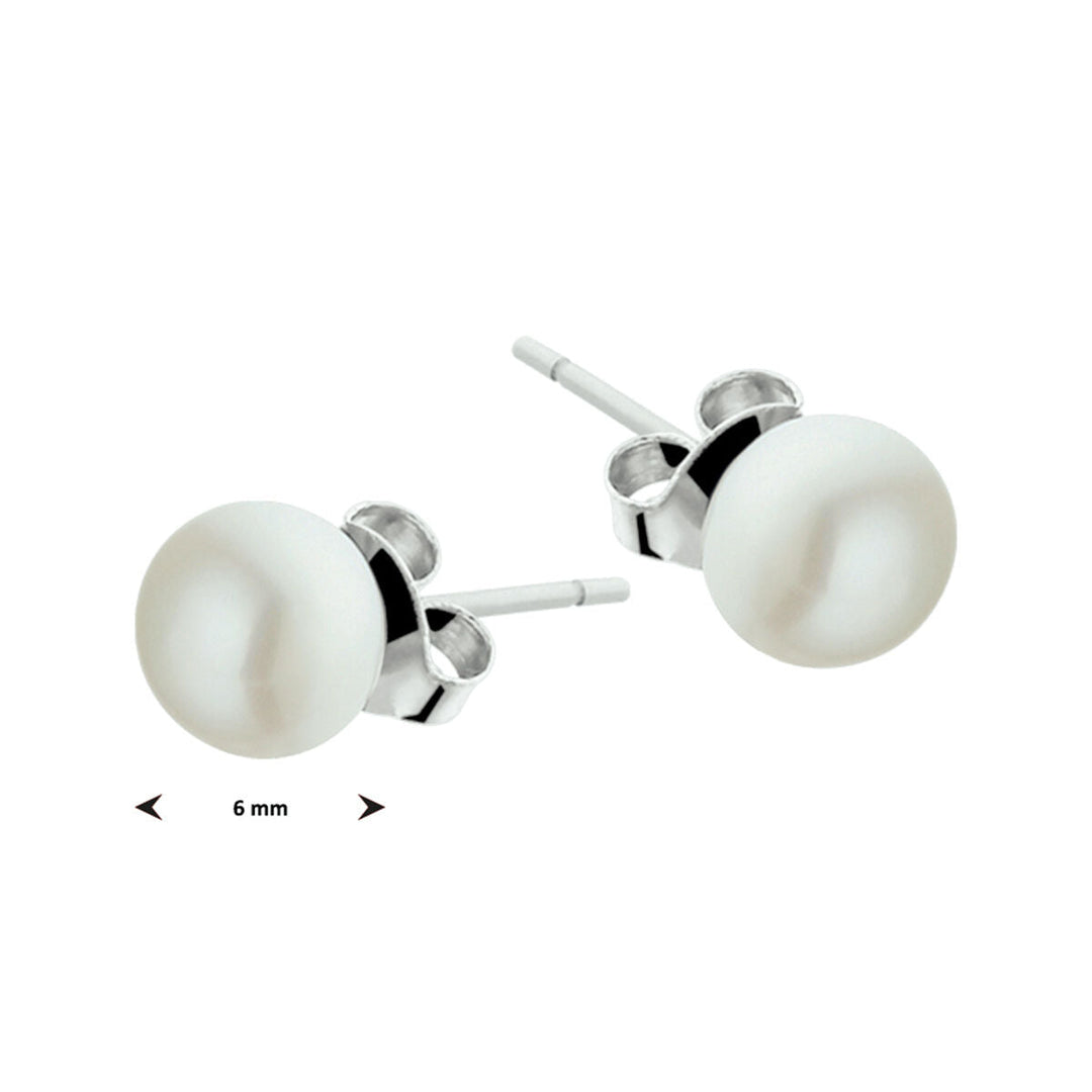 Een paar Van der Kooij Collectie oorknoppen parel zilver gerhodineerd met 6 mm witte zoetwaterparels, zilveren knopjes en vlinder achterkant-perfect voor fans van zilveren sieraden. Weergegeven op een witte achtergrond.