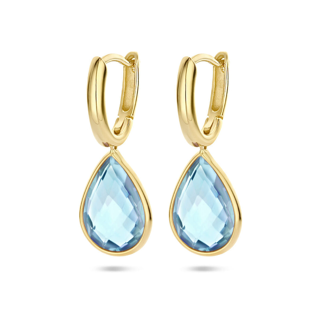 Een paar klapoorringen blauw topaas 14K geelgoud van Van der Kooij Collectie met druppelvormige facetgeslepen blauwe topaas in gouden ringen, afgebeeld op een witte ondergrond.