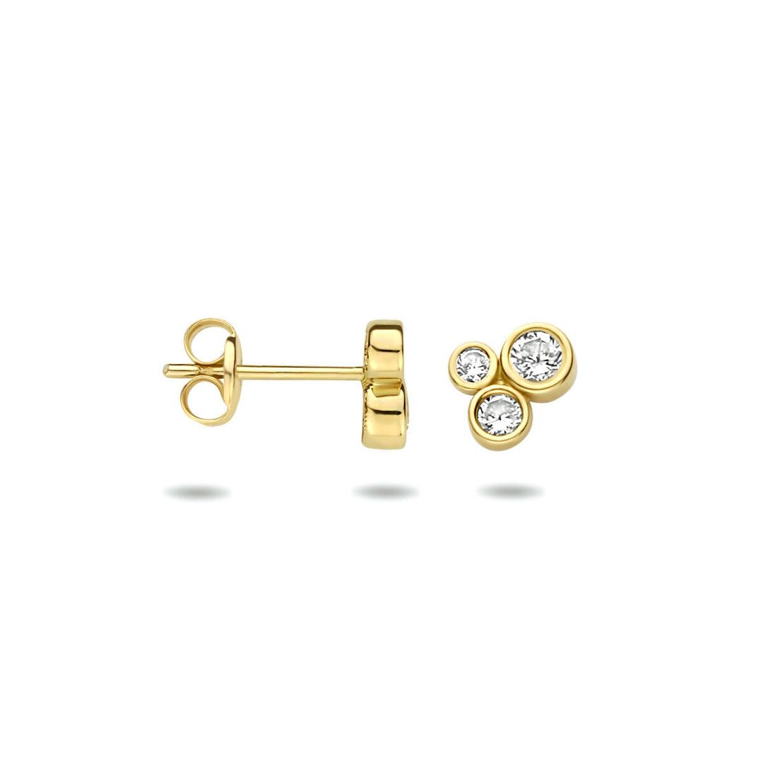 Van der Kooij Collectie oorknoppen zirkonia 14K geelgoud met drie ronde, in een cluster gezette zirkonia's in verschillende formaten, getoond tegen een witte achtergrond.