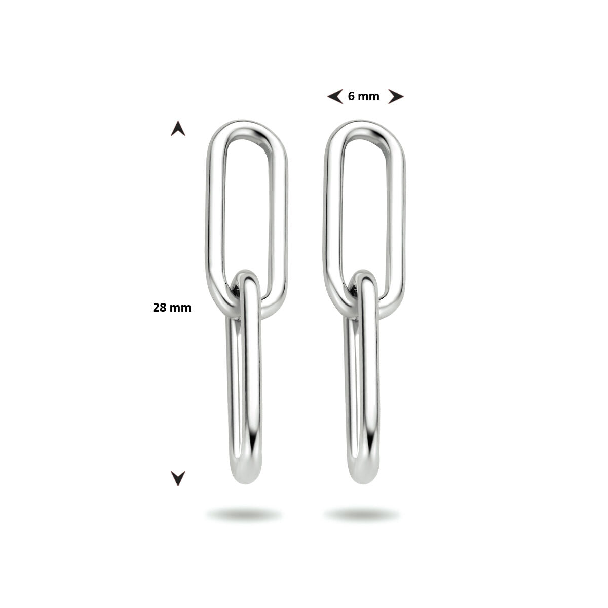 Twee zilveren "oorhangers paperclip zilver gerhodineerd" van Van der Kooij Collectie zijn verticaal afgebeeld; elke schakel meet 28x6 mm, met afmetingen gemarkeerd door pijlen op een witte achtergrond.