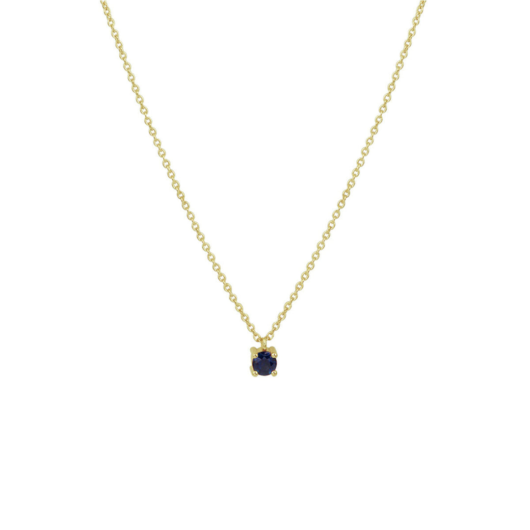 De Van der Kooij Collectie Gouden dames ketting saffier 14K heeft een delicaat gouden anker collier met een enkele ronde donkerblauwe saffier hanger in een gouden prong zetting, afgebeeld op een effen witte achtergrond.