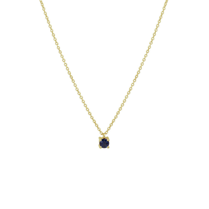 De Van der Kooij Collectie Gouden dames ketting saffier 14K heeft een delicaat gouden anker collier met een enkele ronde donkerblauwe saffier hanger in een gouden prong zetting, afgebeeld op een effen witte achtergrond.