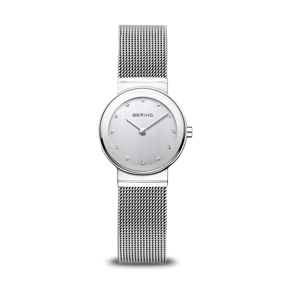 De Bering 10126-000 is een strak zilveren polshorloge met een ronde wijzerplaat, minimalistisch design en een geborstelde metalen wijzerplaat met puntvormige uurmarkeringen. Het beschikt over een meshband, Quartz uurwerk en krasbestendig Saffierglas.