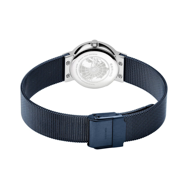 Achterkant van het Bering 10126-307 horloge met een roestvrijstalen kast met een marineblauwe meshband, bijpassende marineblauwe sluiting met subtiel merklogo, wereldkaartgravure op de kast en uitgerust met Saffierglas en nauwkeurig Quartz uurwerk voor stijl en functionaliteit.