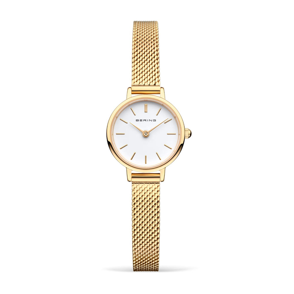 De 11022-334-Lovely-1-GWP190 Bering dameshorloge heeft een strak gouden design met een witte wijzerplaat, minimalistische markeringen, dunne mesh band en duurzaam saffierglas. Dit quartz uurwerk straalt klassieke elegantie uit met de merknaam Bering op de wijzerplaat.
