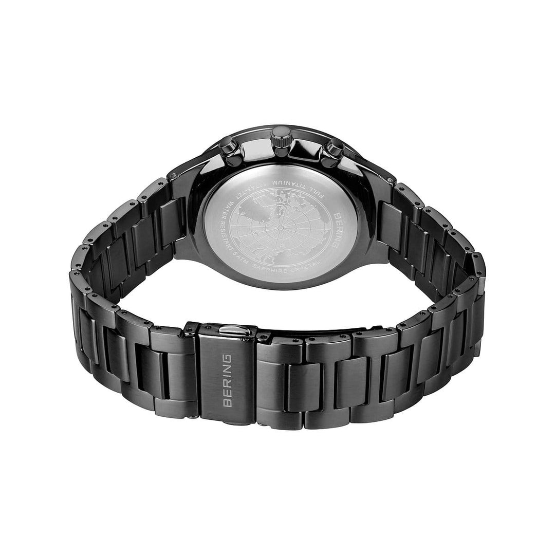 De Bering 11743-727 is een strak titanium horloge met een zwart roestvrijstalen design, zichtbare achterkant met ingewikkelde gravures en Bering geëtst op de sluiting. Het combineert elegantie met de precisie van quartz-uurwerk mechanica.