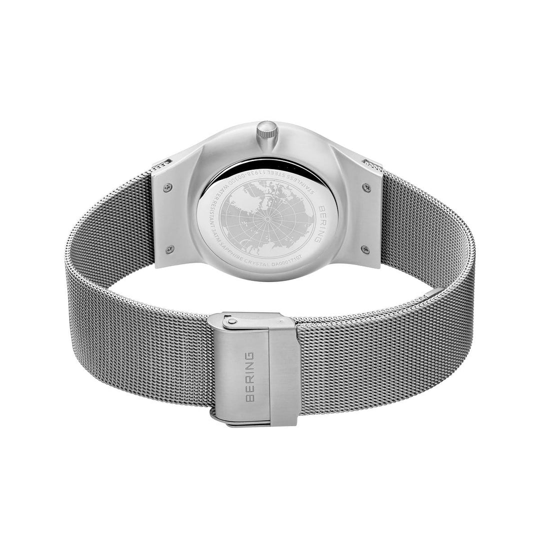 De 11938-003DD van Bering is een zilveren polshorloge met een meshband en sluiting met de inscriptie BERING Herenhorloge. De ronde achterkant van de kast is voorzien van een gegraveerde kaart, terwijl de wijzerplaat wordt beschermd door duurzaam saffierglas en op een nauwkeurig quartz-uurwerk loopt.