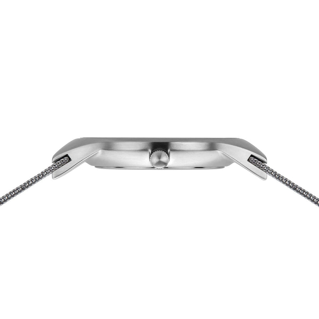 Zijaanzicht van de minimalistische Bering 11938-003DD met een rechthoekige wijzerplaat en een slanke metalen meshband. De centrale kroon benadrukt het strakke, moderne ontwerp, met duurzaam Saffierglas dat de Quartz-uurwerkprecisie aanvult.