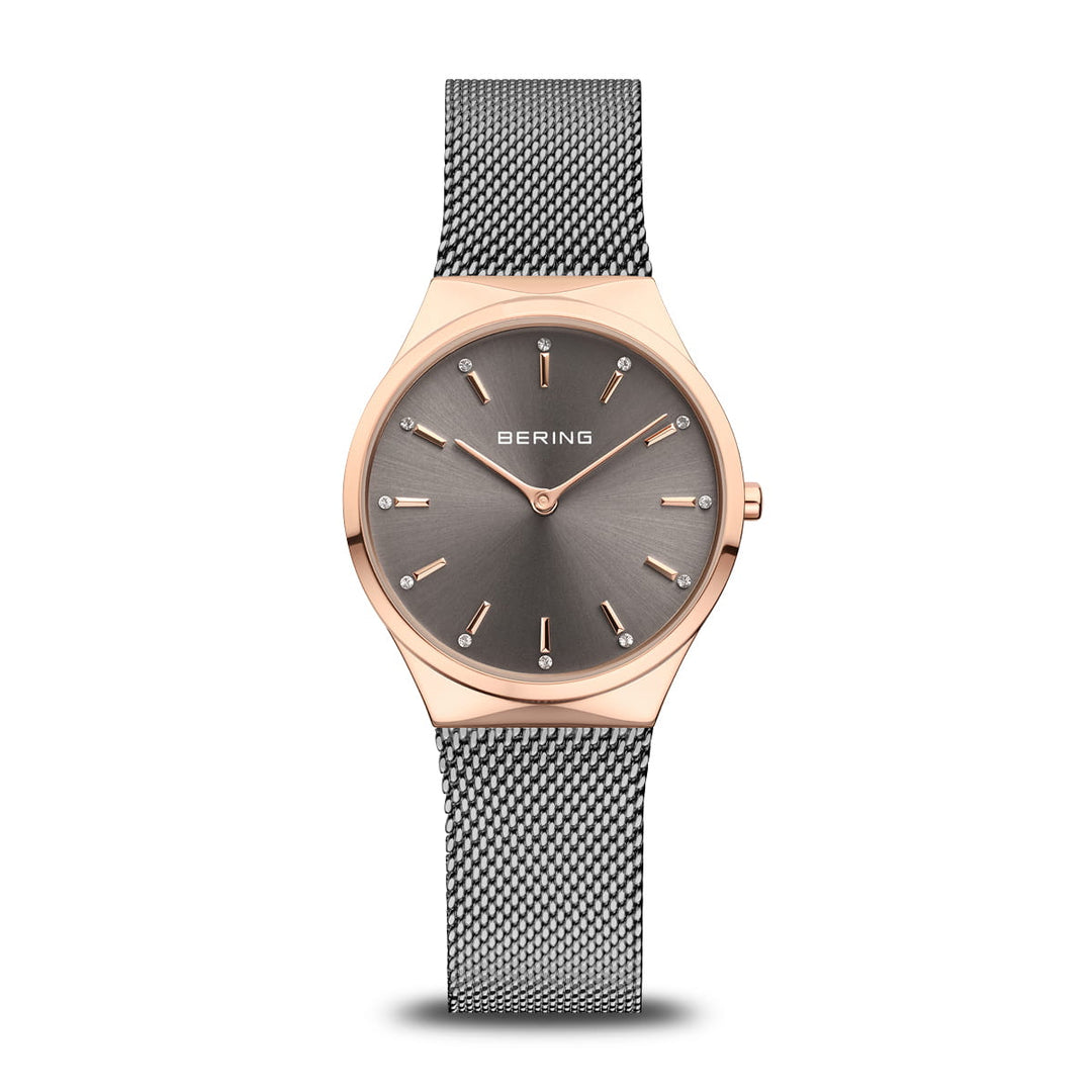 Ervaar de elegantie van het Bering horloge model 12131-339-GWP, met een roségouden kast, grijze wijzerplaat, eenvoudige uurmarkeringen en wijzers en een Milanees band. Dit horloge wordt aangestuurd door een nauwkeurig Quartz uurwerk voor tijdloze verfijning.