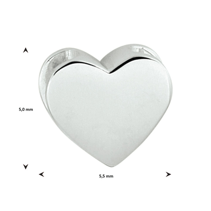De Van der Kooij Collectie hanger hart zilver gerhodineerd is een gladde, hartvormige hanger (5,0 mm x 5,5 mm), afgebeeld op een witte achtergrond met maatpijlen - perfect als hartje hanger voor een Valentijn cadeau.