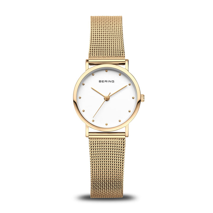 De Bering 13426-334 is een gouden dameshorloge met een minimalistisch design en witte wijzerplaat, met dunne uurmarkeringen, strakke wijzers en een mesh band. De roestvrijstalen kast herbergt Quartz-uurwerk voor nauwkeurige tijdwaarneming.
