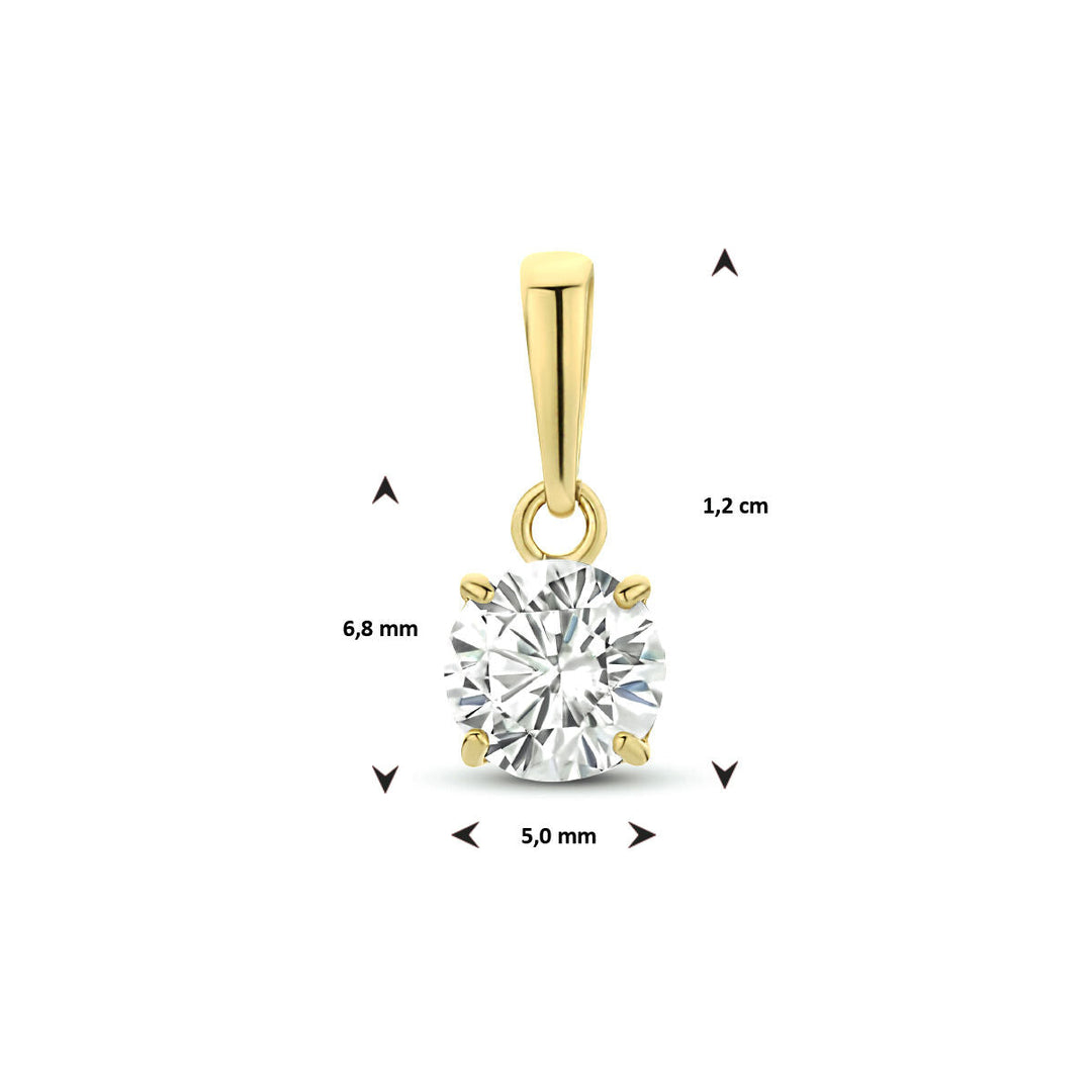 De Van der Kooij Collectie hanger zirkonia 14K geelgoud voor dames heeft een ronde, heldere zirkonia (6,8 x 5 mm) in een vierpoot zetting. De hanger is 1,2 cm hoog en meetpijlen tonen de afmetingen van de steen.