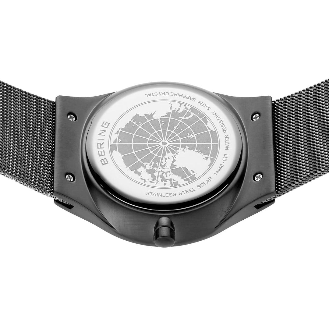 Het Bering 14440-077 herenhorloge heeft een metalen kast, mesh band en een kaartontwerp op de achterkant. Het is gemaakt van roestvrij staal met geavanceerde zonnetechnologie, gemarkeerd door schroeven voor extra duurzaamheid en stijl.