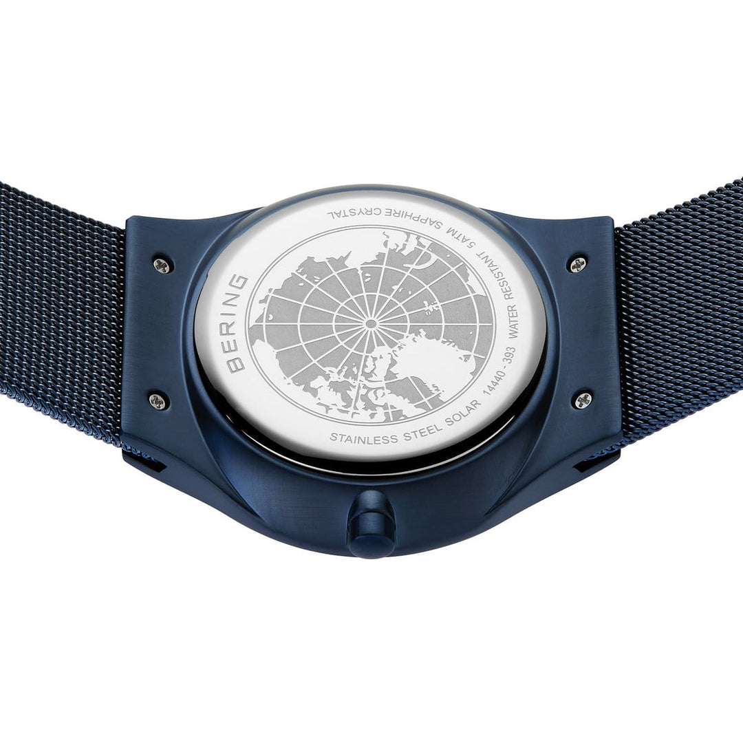 Op de achterkant van het Bering 14440-393 polshorloge met mesh band, staat een wereldkaartontwerp en BERING Herenhorloge gegraveerd bij de bovenkant. Het heeft ook Stainless Steel Solar-uurwerk en Saffierglas. Een strakke metalen behuizing draagt bij aan de elegantie.