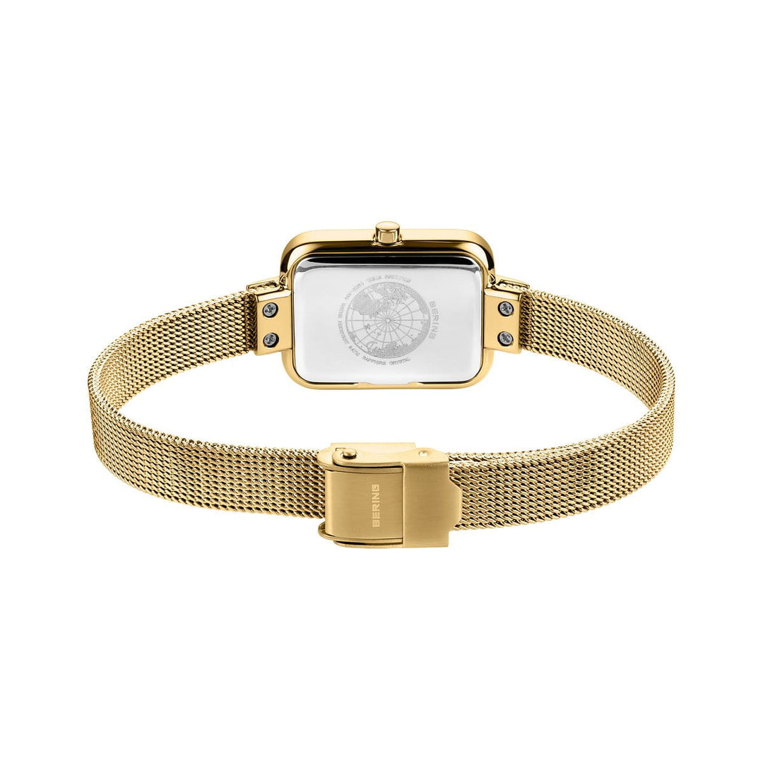 De Bering 14520-334 is een goudkleurig horloge met mesh band, getoond vanaf de achterkant om de rechthoekige roestvrijstalen kast, gegraveerde achterkant en veilige sluiting te tonen.
