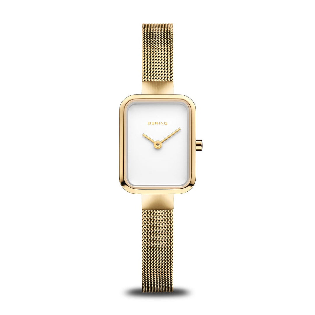 Het Bering dameshorloge 14520-334 heeft een rechthoekige roestvrijstalen kast, witte wijzerplaat met minimalistische details en een fijne gouden mesh band. Het horloge wordt gepresenteerd op een neutrale witte achtergrond.