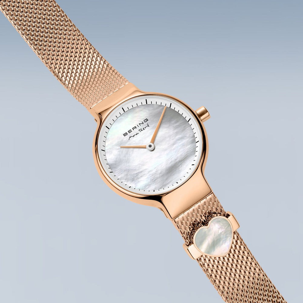 Het Bering dameshorloge 15527-364-GWP heeft een roségouden quartz-uurwerk, mesh band met een hartdetail op lichtblauw en een ronde wijzerplaat met een parelmoer wijzerplaat. Saffierglas beschermt de slanke wijzers en zwarte uurmarkeringen.
