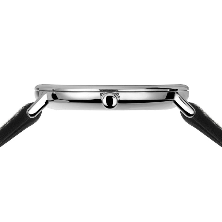 Zijaanzicht van een strak zilveren Bering dameshorloge 15729-404 met een zwarte leren band. Het elegante ontwerp heeft een quartz-uurwerk, gepolijste metalen kast, kleine kroon en minimalistische stijl aangevuld met krasbestendig saffierglas voor tijdloze eenvoud.