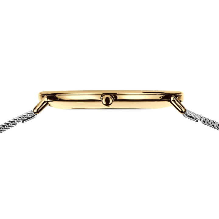 Een zijaanzicht van het slanke, goudkleurige Bering 15739-010 horloge benadrukt de centrale opwindkroon. De tijdloze elegantie is duidelijk zichtbaar met een zilveren meshband die stevig aan beide kanten is bevestigd.