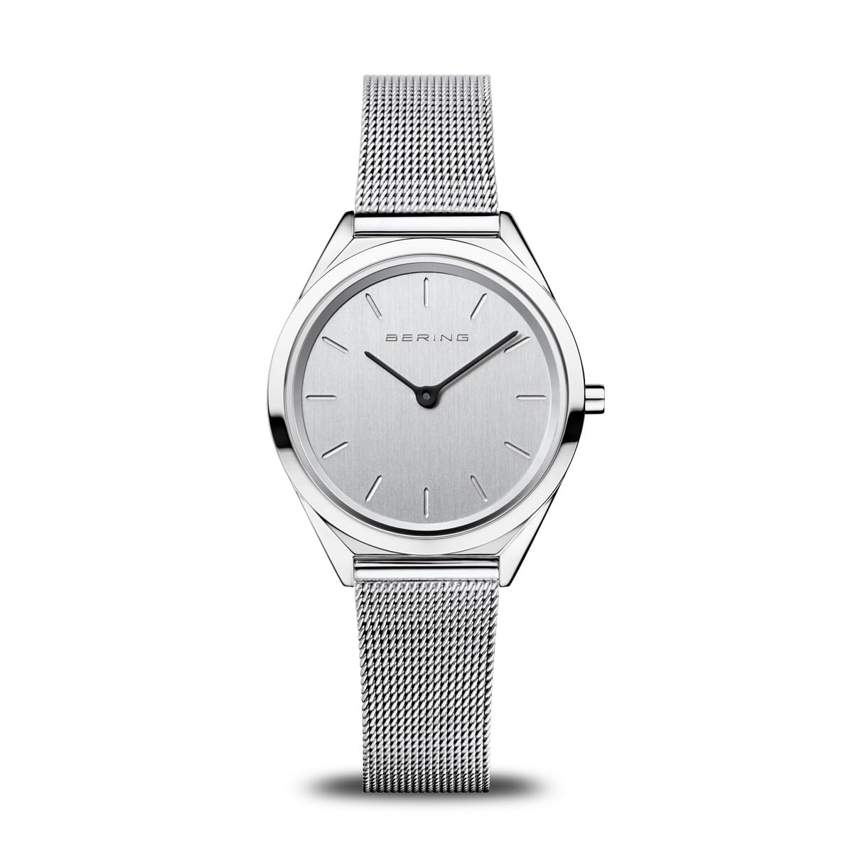 Zegarek unisex z srebrną tarczą i metalową bransoletą typu mesh.
