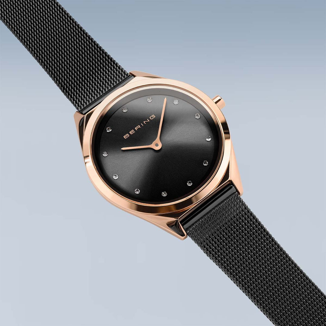 Het Bering 17031-162 polshorloge heeft een roestvrijstalen kast, zwarte wijzerplaat en een minimalistisch ontwerp met een roségouden kast en zwarte meshband. Het heeft krasbestendig saffierglas en kleine kristallen uurmarkeringen op de schone wijzerplaat.