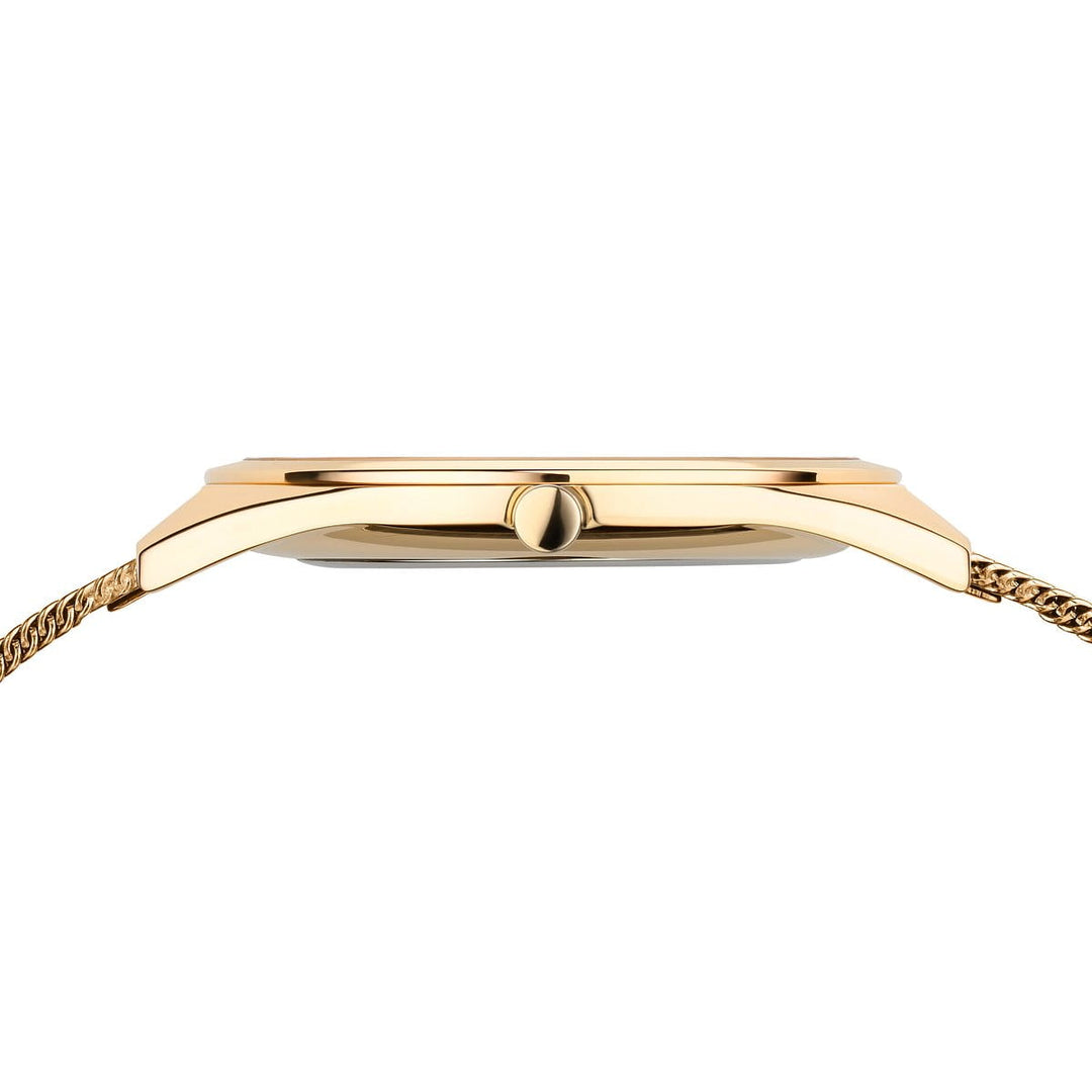 Het zijaanzicht van het Bering 17031-333 dameshorloge benadrukt het strakke design met een slanke kast, saffierglas en metalen kroon. Het quartz uurwerk biedt precisie, terwijl de fijn gevlochten gouden band de elegante en minimalistische look versterkt.