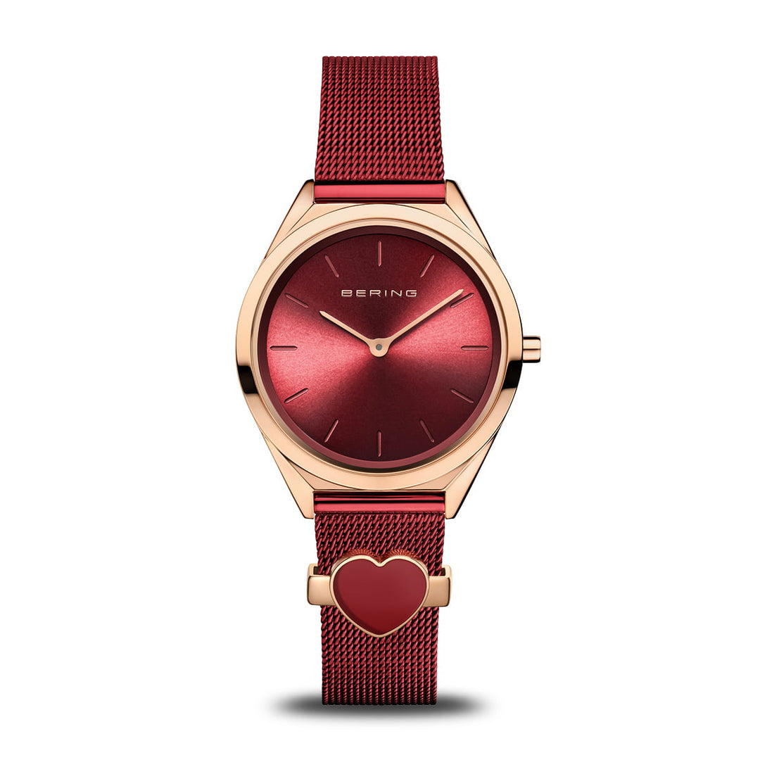 Het Bering 17031-363-GWP dameshorloge heeft een roestvrijstalen kast en een chique rood Milanese bandje. De minimalistische wijzerplaat en hartvormige bedel combineren elegantie en romantiek op een effen witte achtergrond.