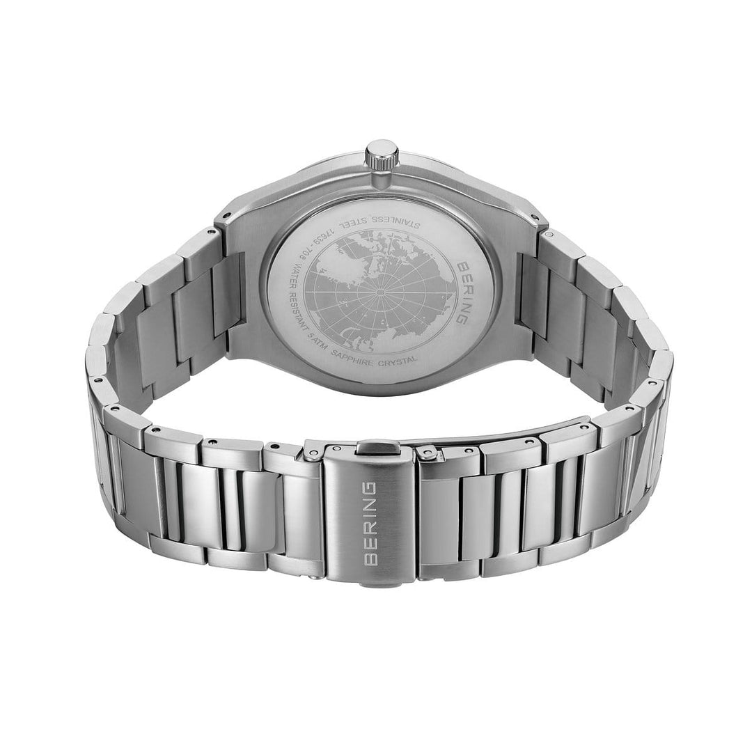 De Bering heren horloge 17639-708 toont zijn roestvrijstalen schakelband en gegraveerde achterkant van de kast met kaart en logo, plus een nauwkeurig quartz uurwerk. Voorzien van een groene wijzerplaat en kwaliteit van Bering.