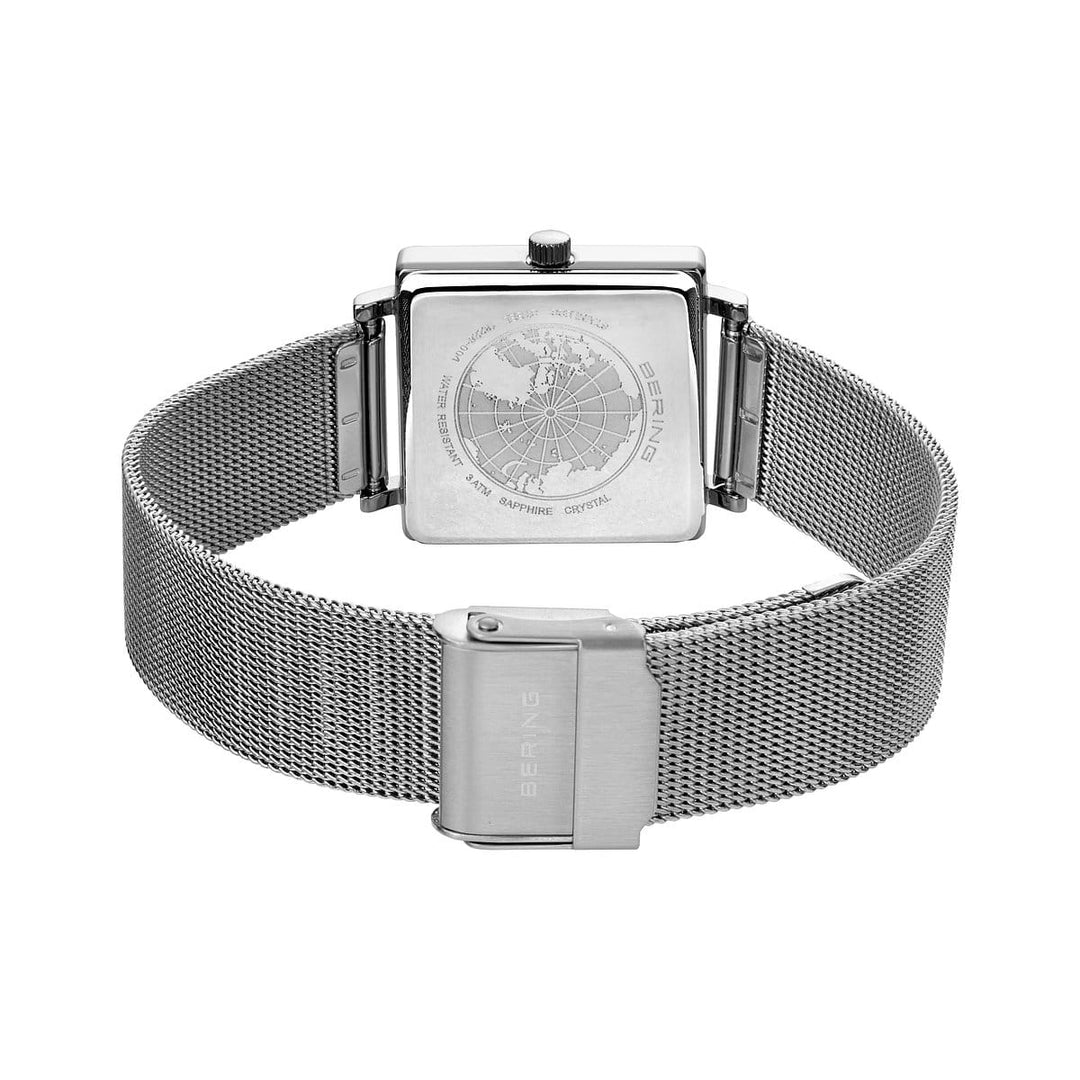 Introductie van het Bering dameshorloge 18226-004, met een strakke zilveren roestvrijstalen meshband, vierkante wijzerplaat met saffierglas en een gegraveerde kaart op de achterkant. Het minimalistische ontwerp combineert elegantie met moderne quartz uurwerkprecisie en Bering gegraveerd op de sluiting.