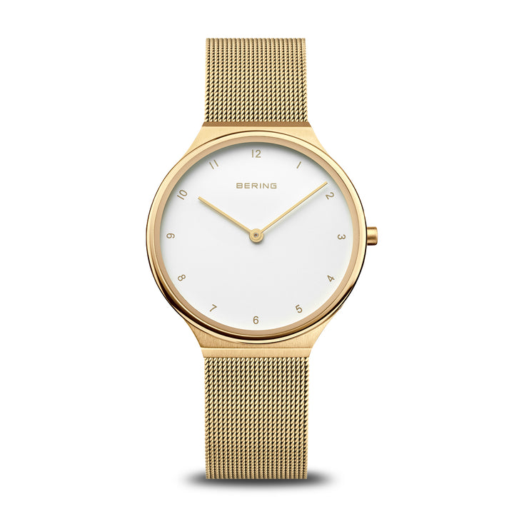 Het Bering dames horloge goud (model 18434-334) is een gouden polshorloge met een meshband, voorzien van een minimalistische witte wijzerplaat met uurmarkeringen, slanke gouden wijzers en de merknaam Bering net onder de 12-uurspositie.