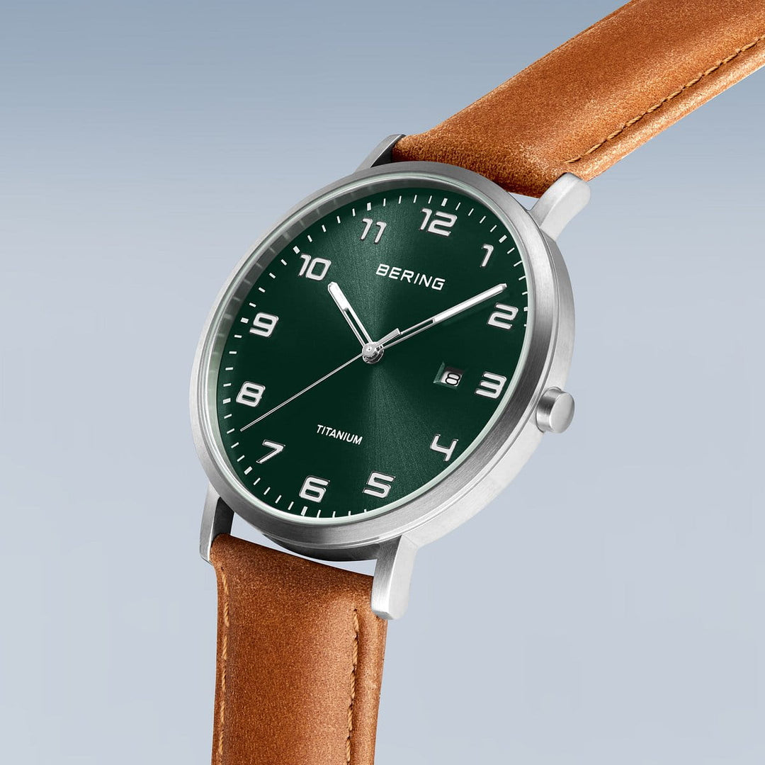 Dit Bering herenhorloge (18640-568) is voorzien van een opvallende groene wijzerplaat met witte cijfers, een duurzame bruin lederen band, titanium horlogekast met merknaam en datumaanduiding en een elegante zilverkleurige bezel. De saffierglas wijzerplaat zorgt voor duidelijkheid.
