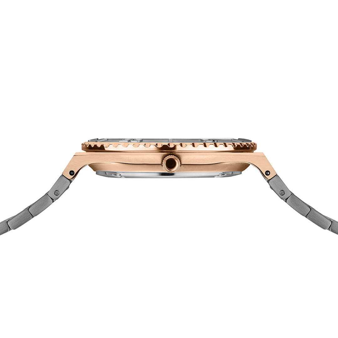Zijaanzicht van het Bering dameshorloge 18936-769 met de nadruk op een roestvrijstalen kast met een roségouden lunette, zichtbare kroon en roestvrijstalen band met duurzaam saffierglas.