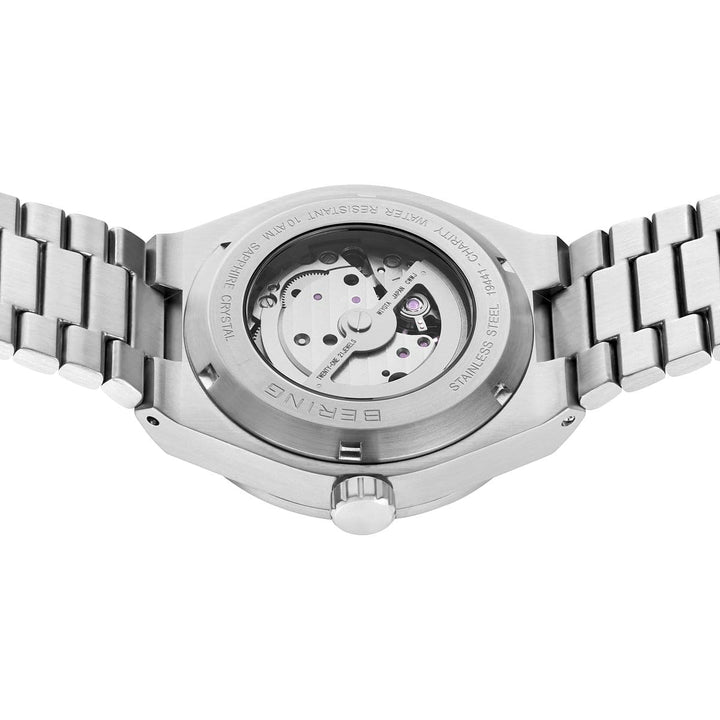 Het Bering heren horloge 19441-Charity toont zijn automatische uurwerk met zichtbare tandwielen op de achterkant, aangevuld met een roestvrijstalen band. Het ontwerp omvat gegraveerde tekst rond de rand en wordt beschermd door duurzaam saffierglas.