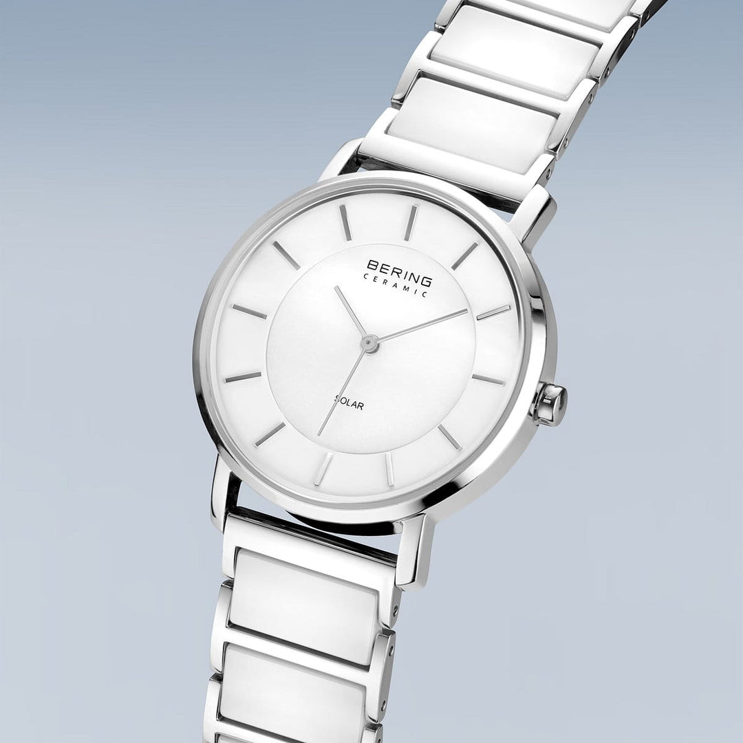 Een strak Bering dameshorloge met een witte wijzerplaat, minimalistische markeringen en een zilveren keramische band. Bering en Ceramic sieren de wijzerplaat elegant. Het heeft een verbluffende esthetiek tegen lichtblauwe tinten. Product: bering dameshorloge witte dial - 19535-754.