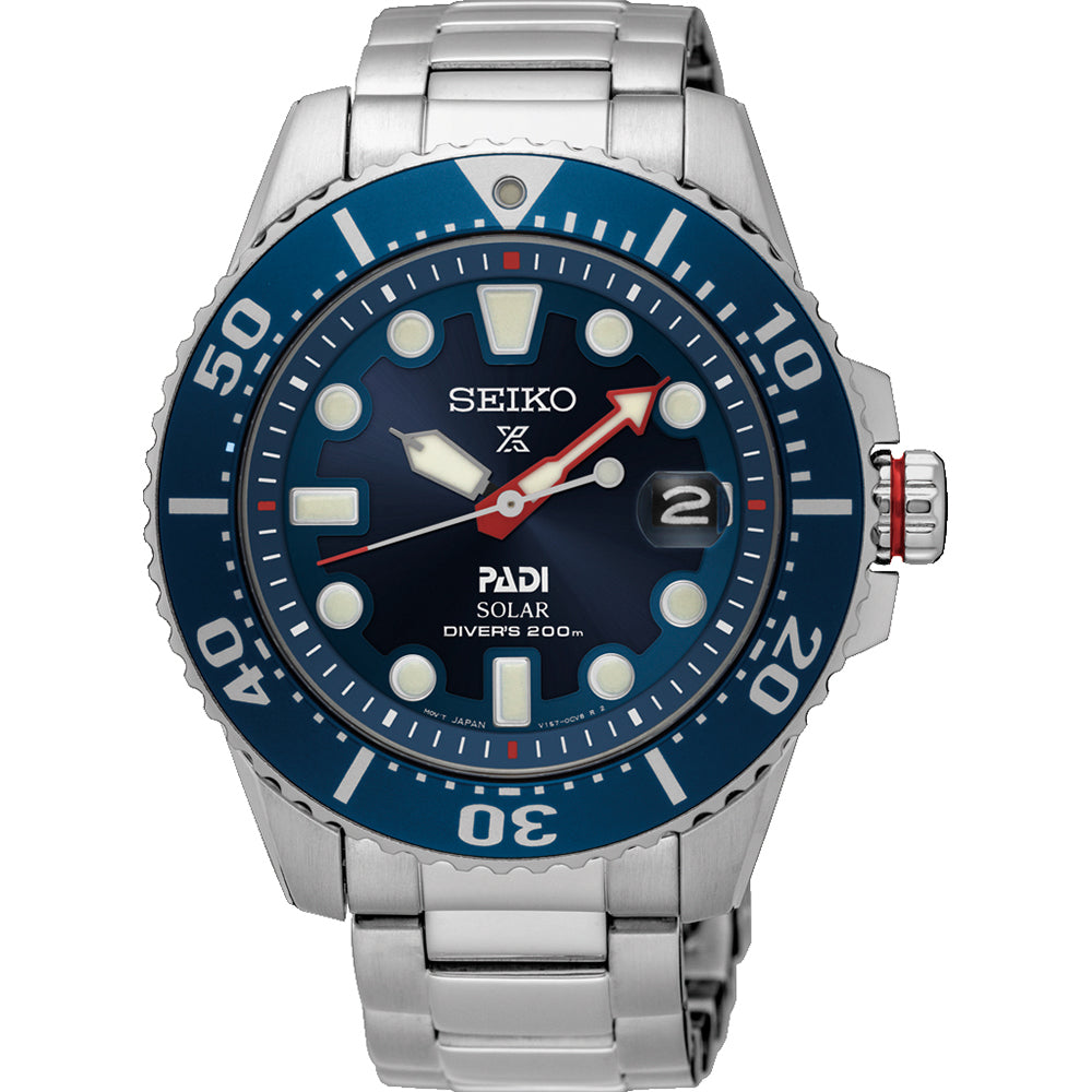 Het Seiko heren horloge SNE549P1 is perfect voor duikliefhebbers, met een blauwe lunette en wijzerplaat, grote witte uurmarkeringen, een rode minutenwijzer, zonnetechnologie, een datumvenster op 3 uur en een roestvrijstalen band. Het is gelabeld als Prospex PADI Solar Divers 200m.