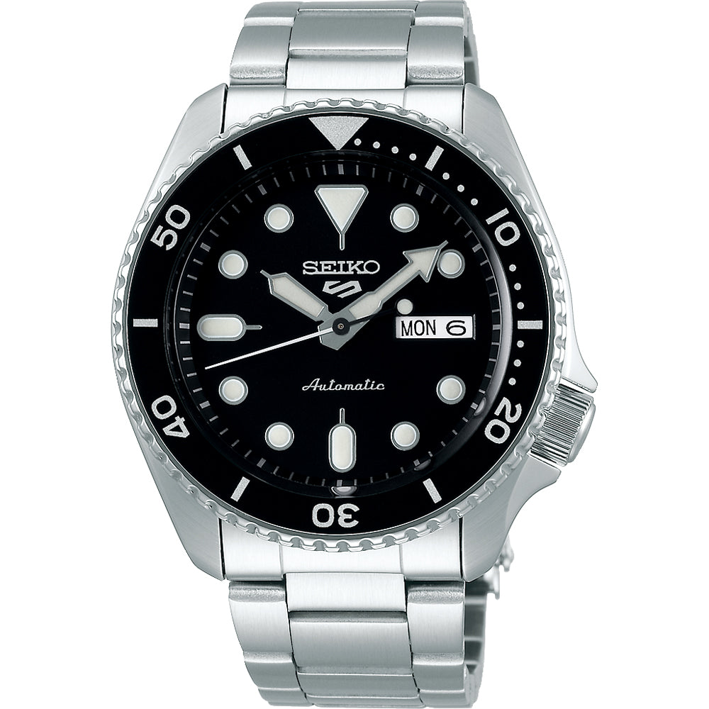 Het Seiko 5 Sports herenhorloge SRPD55K1 van Seiko heeft een zwarte wijzerplaat met lichtgevende markeringen en wijzers, dag- en datumaanduiding, lunette met incrementmarkering, roestvrijstalen kast en een stijlvolle band van roestvrij staal.
