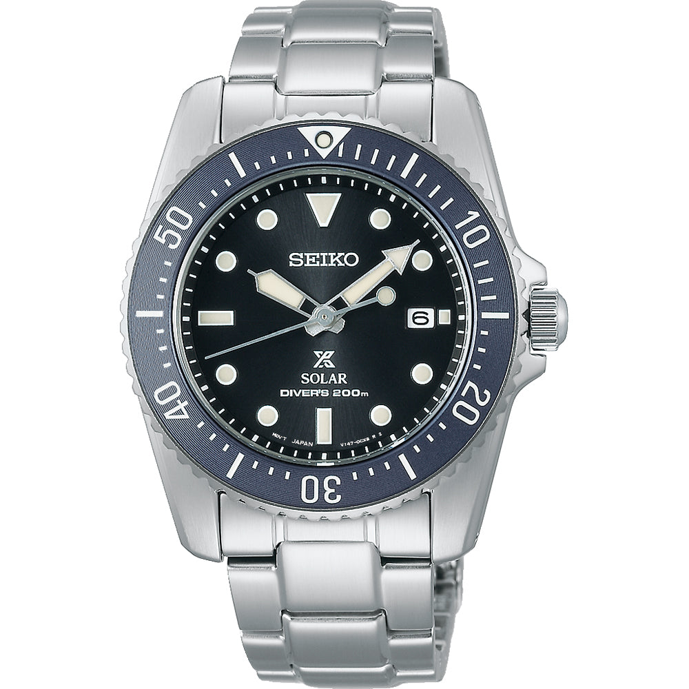 Het Seiko Prospex heren horloge SNE569P1 heeft een zwarte wijzerplaat met zilveren markeringen, een blauwe lunette met witte cijfers en een datumvenster op 3 uur. Dit Solar Divers 200m horloge is uitgerust met zonnetechnologie en aangevuld met een strakke zilveren metalen schakelband.