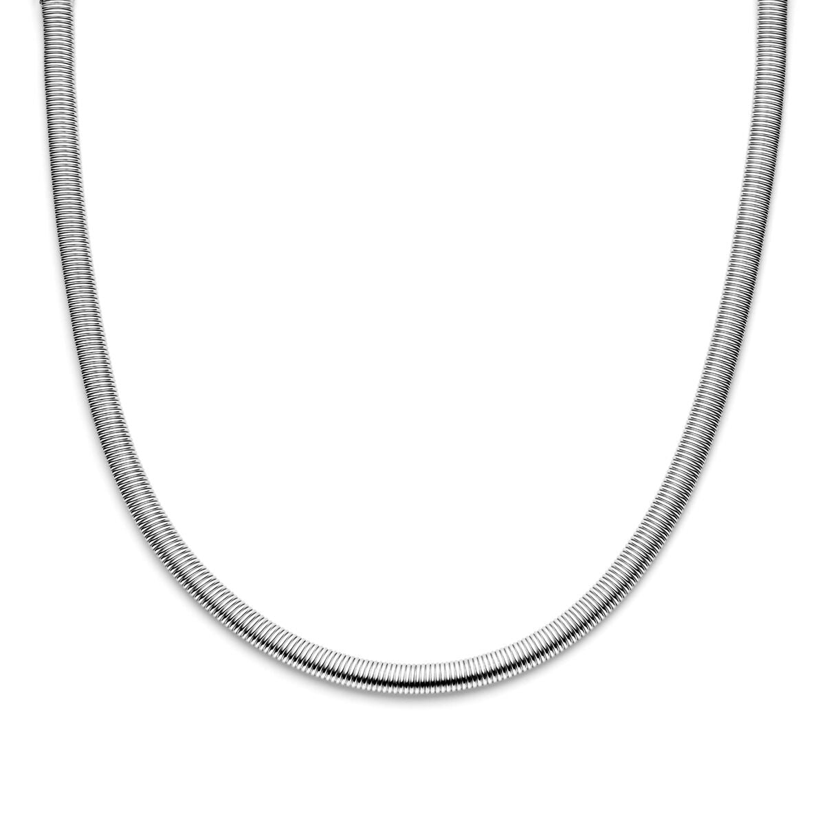 Zilveren collier van 8,0 mm breed en 45 cm lang met een groot gerhodineerd springslot.