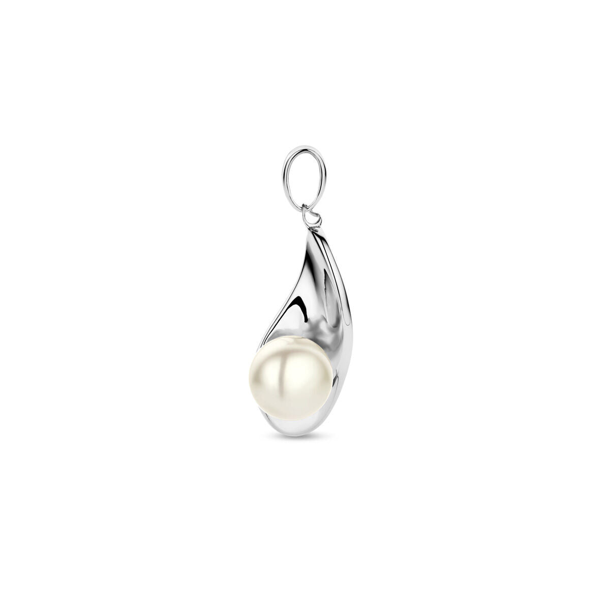 Wisiorek z perłą w srebrnej, rhodowanej oprawie o opływowym kształcie.