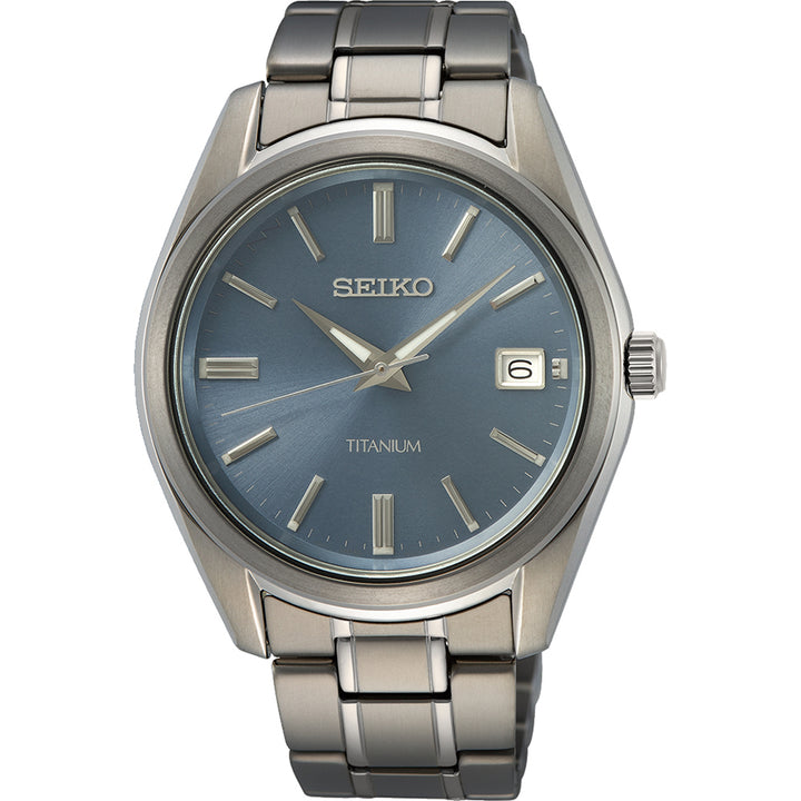 Het Seiko heren horloge SUR371P1 heeft een titanium kast, een zilvergrijze metalen band, een blauwe wijzerplaat met zilverkleurige markeringen en wijzers, saffierglas, een datumvenster op 6 en een waterbestendigheid van 10 ATM voor dagelijks gebruik.