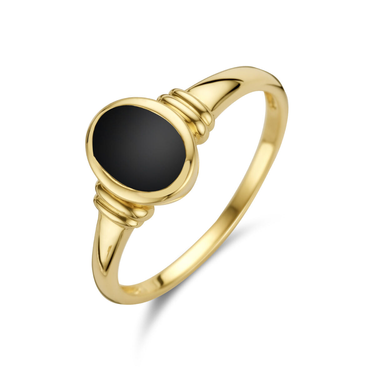 De Van der Kooij Collectie ring onyx 14K geelgoud heeft een eenvoudige, ovaalvormige zwarte onyx in het midden, met decoratieve details aan de zijkanten. Alles is vervaardigd uit geelgoud.
