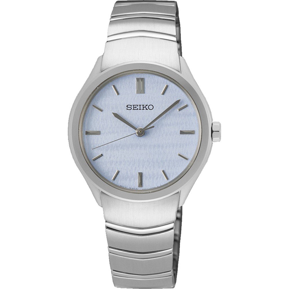 Het Seiko dameshorloge SUR549P1 heeft een lichtblauwe getextureerde wijzerplaat met zilveren uurmarkeringen en wijzers. Met Hardlex mineraal glas, zijn strakke roestvrijstalen band en kast herbergen een quartz uurwerk, wat de minimalistische elegantie van het ontwerp versterkt.