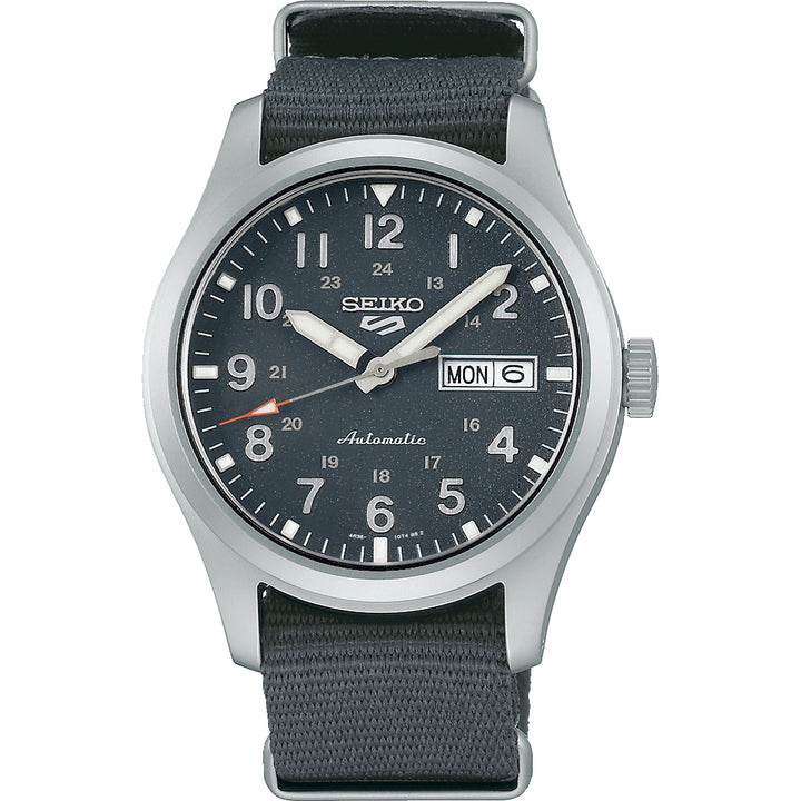 Het Seiko 5 Sports herenhorloge SRPG31K1 heeft een ronde zilveren kast, zwarte wijzerplaat met witte cijfers, dag-datumweergave en rode secondewijzer. Het valt op in de herenhorlogecategorie met zijn zwarte stoffen band.