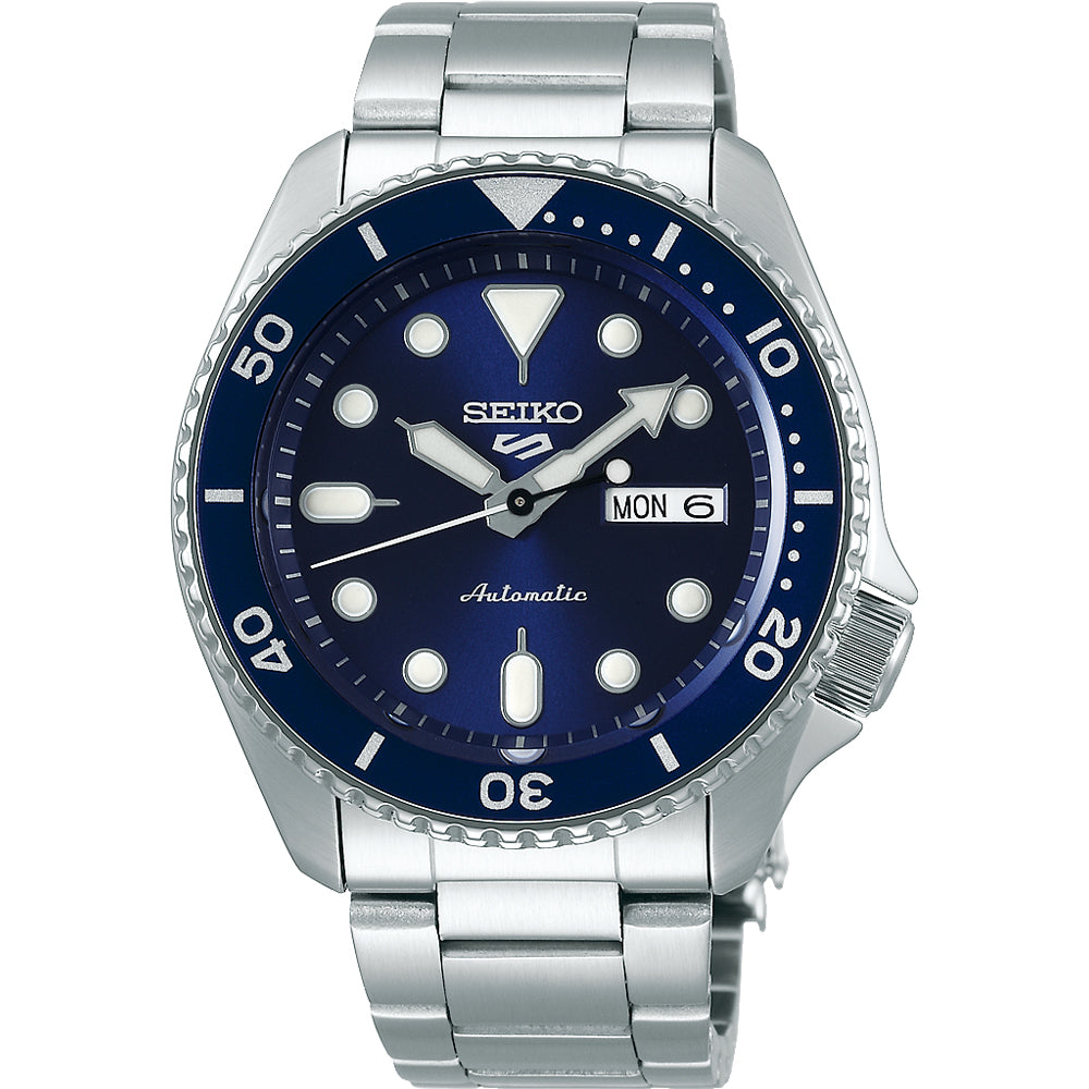 Srebrny zegarek męski Seiko 5 Sports z niebieską tarczą i metalową bransoletą.