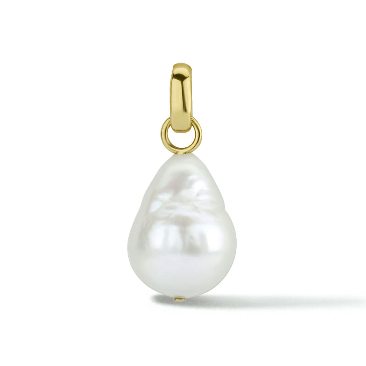 Een enkele Van der Kooij Collectie "hanger parel 14K geelgoud" met een grote, onregelmatige zoetwaterparel en glanzende 14K geelgouden hanger is afgebeeld op een witte achtergrond.