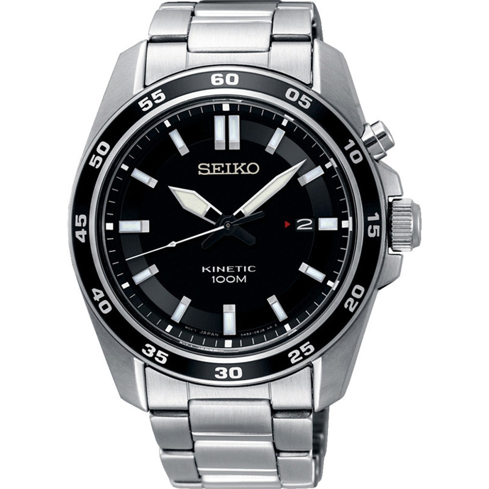 Het Seiko heren horloge SKA785P1 is een Kinetic horloge met een zwarte wijzerplaat, zilveren uurmarkeringen en wijzers, datumaanduiding, unidirectionele zwarte lunette met witte markeringen, roestvrijstalen band en kroon en is 100M (10ATM) waterbestendig.
